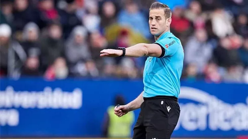 خافيير روخاس حكما لمباراة الأهلى وبيراميدز فى الدورى
