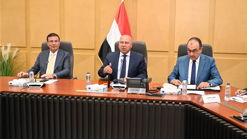 الوزير يبحث مع وزيري الزراعة وقطاع الأعمال تعظيم زراعة الكتان