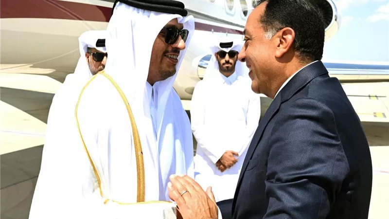 رئيس الوزراء يستقبل نظيره القطرى بمطار العلمين