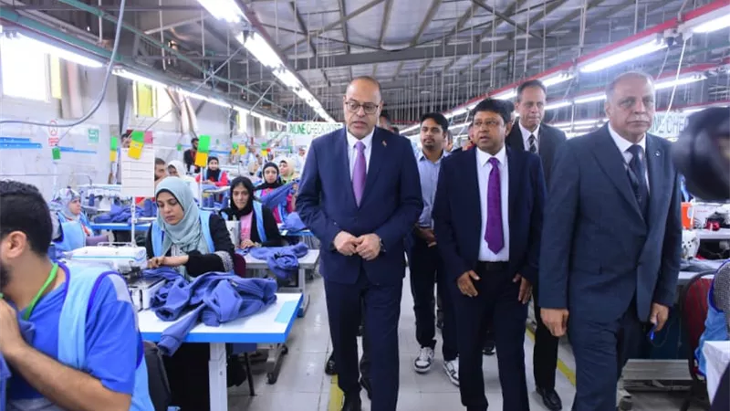 وزير العمل يفتتح صالة إنتاج جديدة بشركة للملابس الجاهزة بالإسكندرية