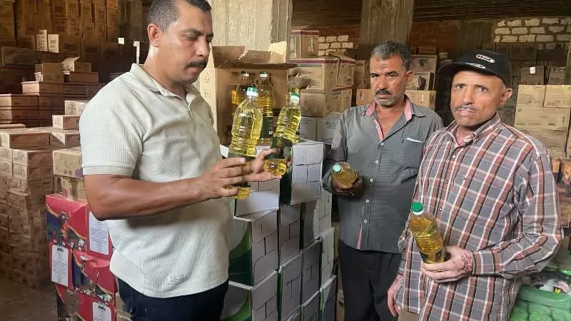 ضبط 3 اطنان دقيق وسكر و300 زجاجة زيت طعام مجهولة المصدر بالشرقية