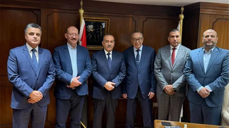 محافظ أسيوط يلتقي رئيس شركة حلوان للاسمدة