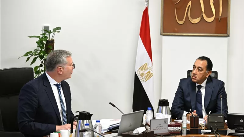 رئيس الوزراء يُتابع مع وزير البترول عددًا من ملفات العمل