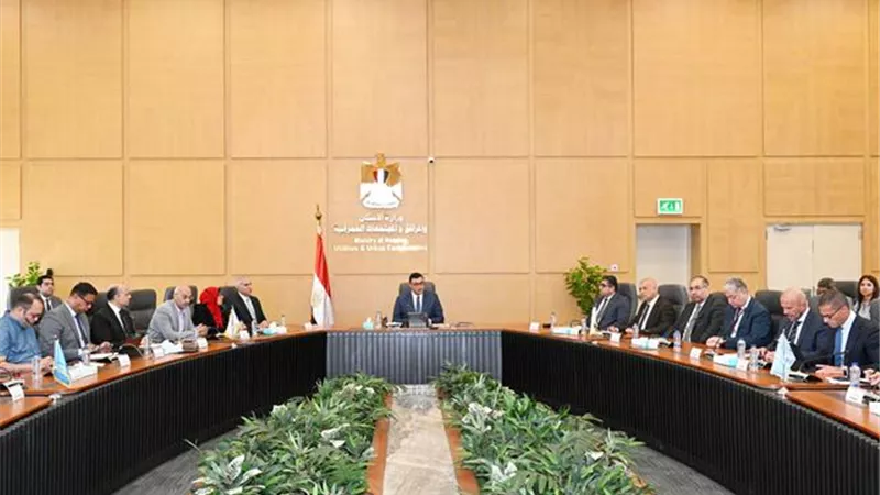 نائب وزير الإسكان يبحث تشغيل محطة تحلية العين السخنة