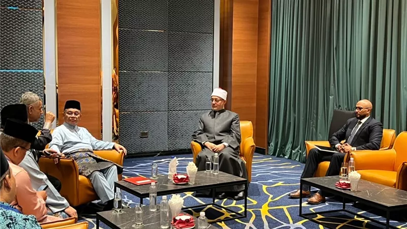 المفتي يلتقي وزير الشؤون الدينية بماليزيا لبحث تعزيز التعاون