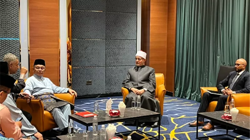 المفتي يلتقي وزير الشؤون الدينية بماليزيا لبحث تعزيز التعاون