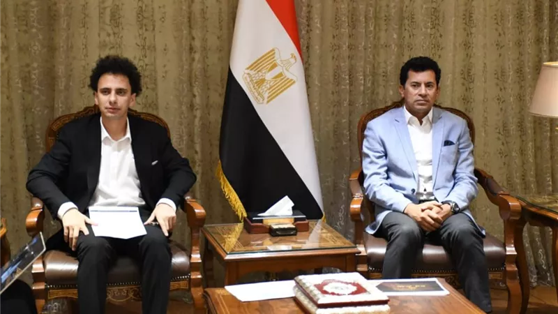 وزير الرياضة يلتقى مجموعة من شباب مشروع YLY