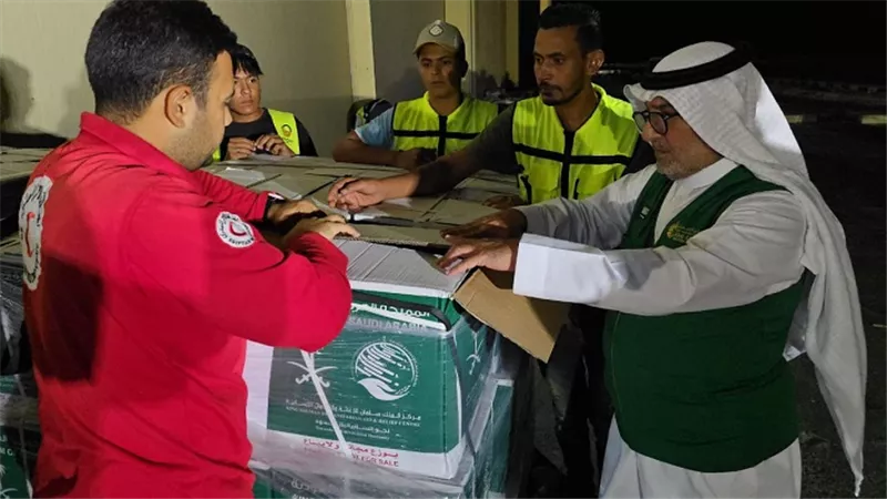 مطار العريش يستقبل الطائره الاغاثيه السعوديه ال ٦٠ لغزه