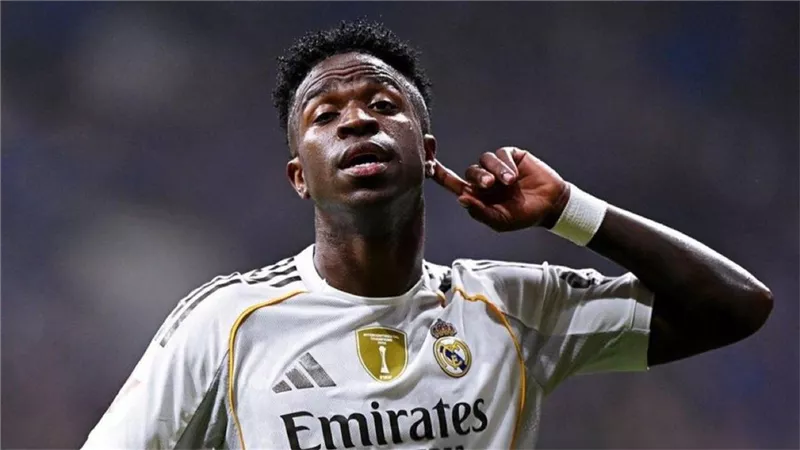 فينيسيوس يطلب تأجيل تجديد عقده مع ريال مدريد إلى نهاية الموسم