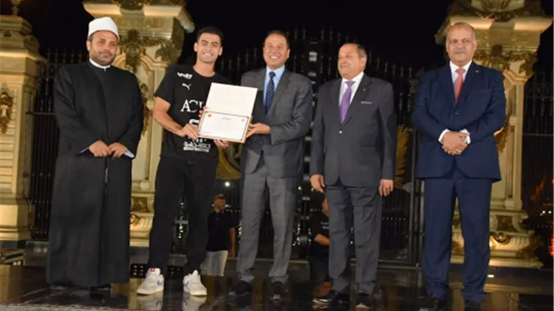 محافظ بورسعيد يُكرم لاعب منتخب مصر لكرة اليد