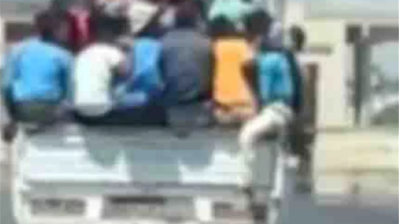 ملابسات فيديو اعتلاء بعض الأشخاص صندوق سيارتين 