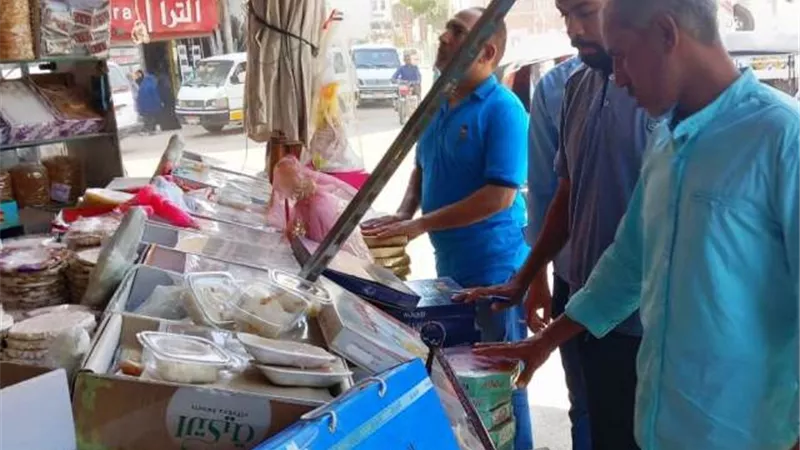 تنظيم الحملات لضبط الأسواق ومتابعة الأسعار بإدفو والسباعية