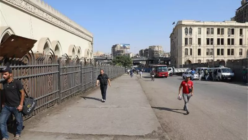 الانتهاء من اخلاء الاشغالات من كوبرى الليمون التراثى برمسيس