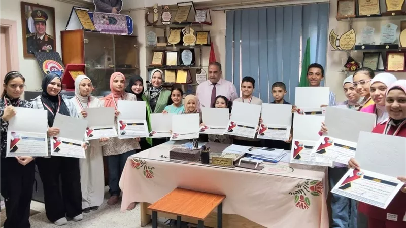 تكرم أبطال عثمان بن عفان الفائزين في بينالي القاهرة الدولي للفنون