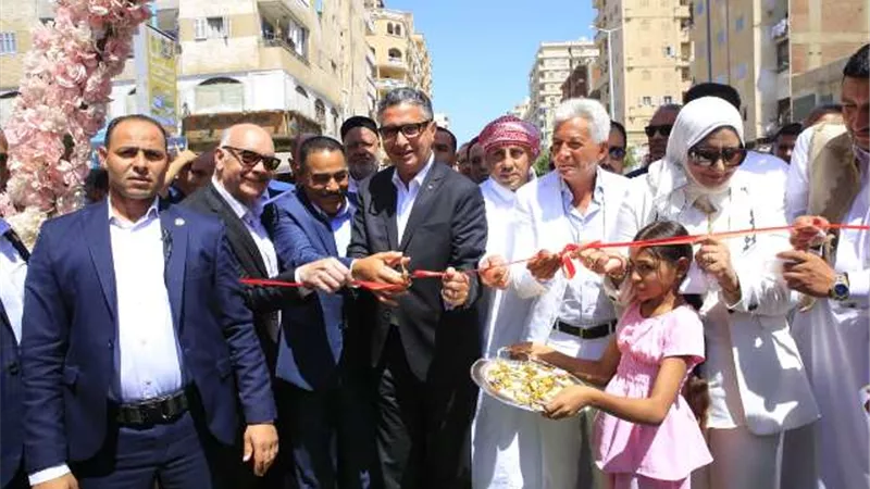 وزير التموين ومحافظ مطروح يفتتحان سوق اليوم الواحد وأهلاً مدارس