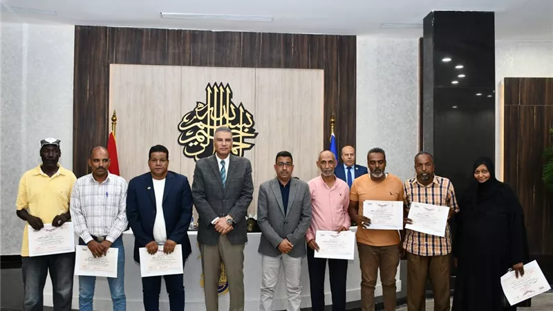 محافظ أسوان يكرم موظفى الإيرادات لتميزهم في زيادة التحصيل
