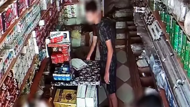 الكاميرا الخفية..سقوط عاطل سرق مبلغ مالى من داخل محل تجاري
