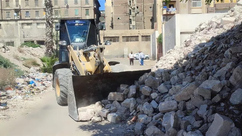 رفع ٢٠ طن اتربه ورديم من شارع الاخشيدي غرب الاسكندرية