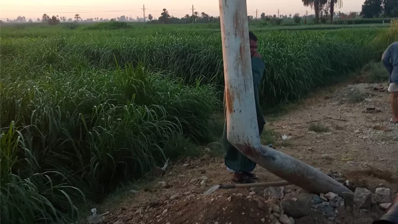 إصلاح عمود كهرباء مائل على الطريق السريع في إسنا بالأقصر ..صور