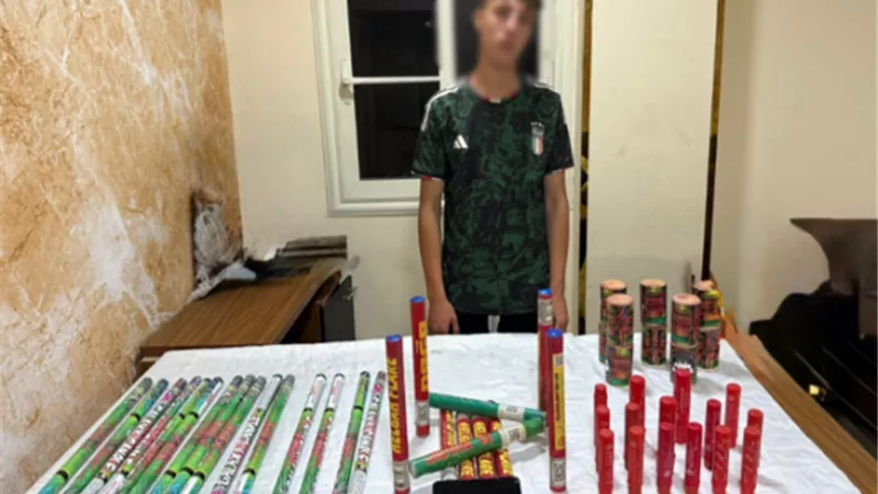 القبض على عامل يروج لبيع الألعاب النارية عبر فيسبوك