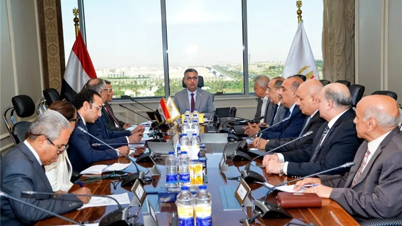 وزير التموين يجتمع مع قيادات الشركة القابضة لمتابعة توافر السلع