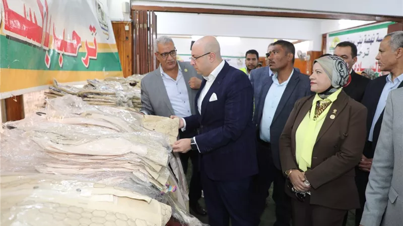 محافظ بني سويف يفتتح المعرض السنوي لتوزيع الزي المدرسي