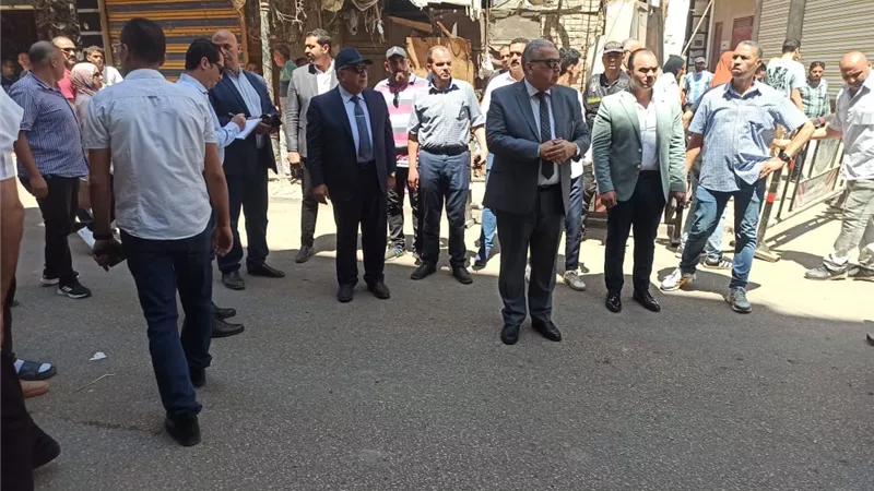 محافظ الدقهلية ومدير الأمن يتفقدان موقع العقار المنهار علي العمال