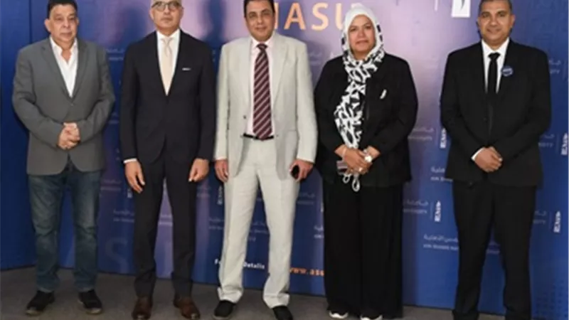 رئيس جامعة عين شمس يتفقد مقر دعم الطلاب بالجامعة الأهلية