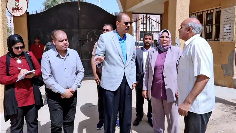 محافظ سوهاج يتفقد مستوى الخدمات المقدمة للمواطنين بحي الكوثر وأخم