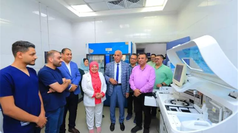 رئيس جامعة كفر الشيخ يتابع مستوي الخدمات الطبية للمرضي بالمستشفى