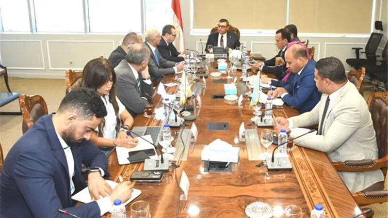وزير الإسكان يتابع آليات طرح الأراضي والفرص الاستثمارية بالمدن الجديدة