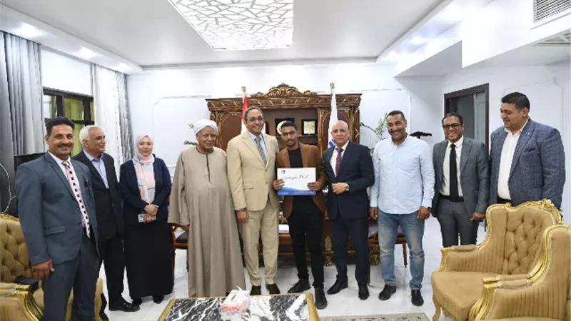 محافظ قنا يسلم عقود عمل لأوائل خريجى مدرسة مياه الشرب والصرف