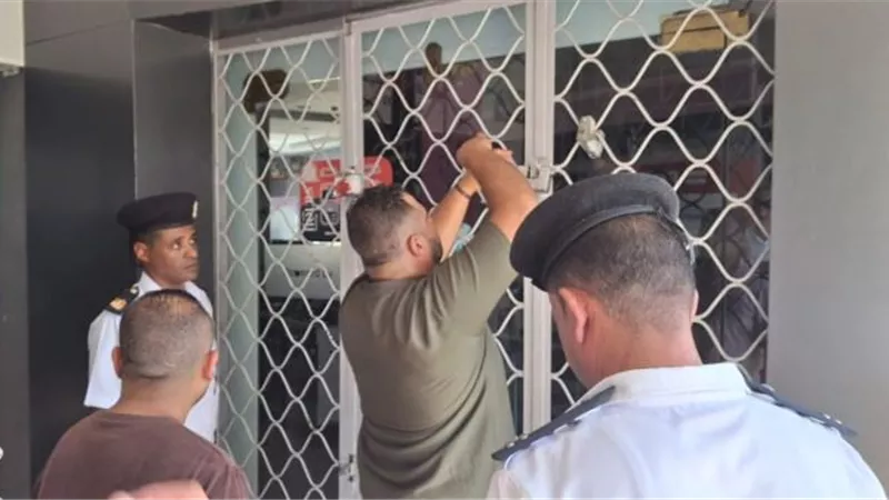 خلف الله يضرب بيد من حديد ويغلق 13 محل وباكية بالقرى السياحية.. صور