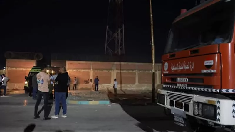 وزير البترول يزور مصابي حادث خط الغاز بالإسماعيلية