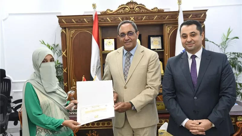 محافظ قنا يكرم أبطال المنظومة الصحية بعد إنجاز تاريخي
