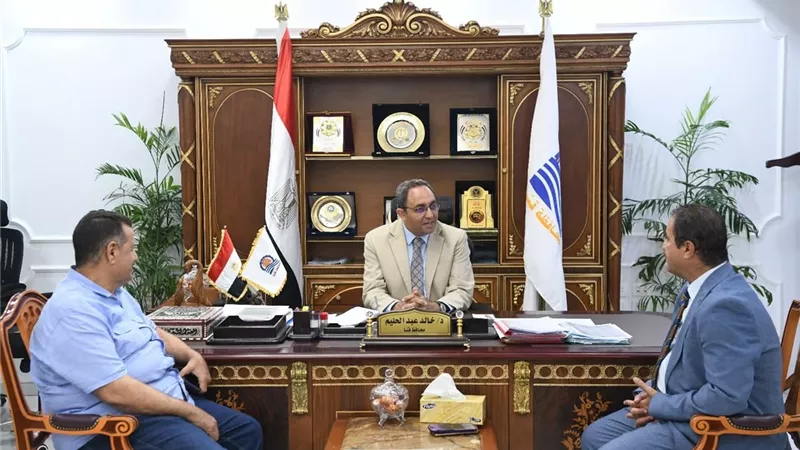 محافظ قنا يبحث مع رئيس فرع البنك الزراعي الجديد دعم المزارعين