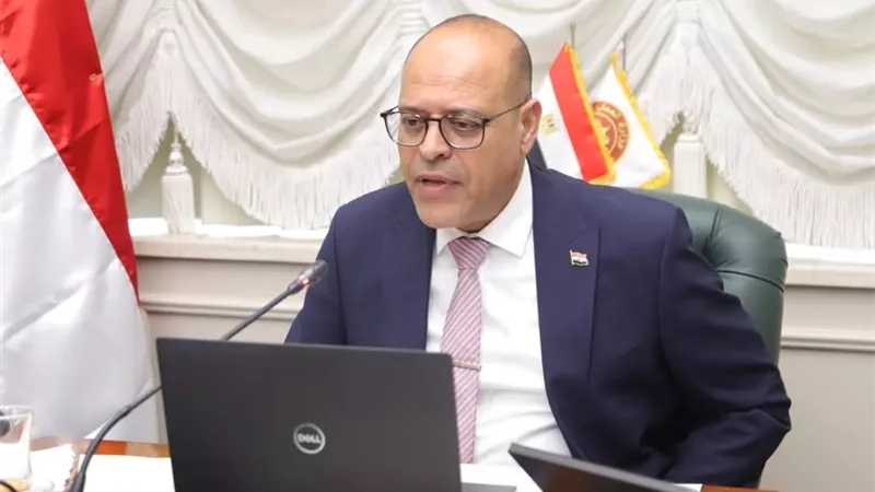 العمل : الخميس المقبل أجازة مدفوعة الأجر للعاملين بالقطاع الخاص