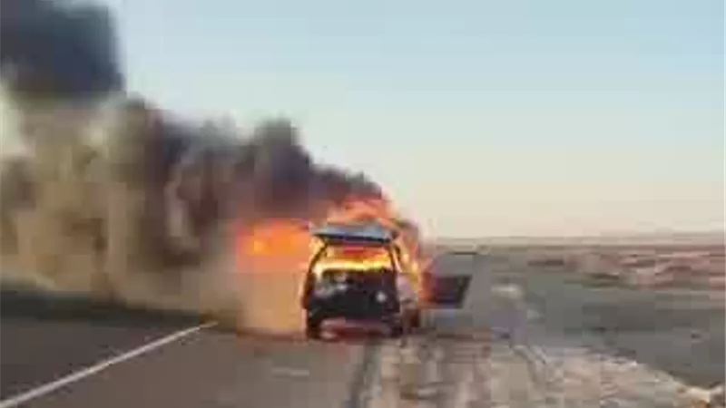 اندلاع النيران بسيارة أجرة فى طريق رأس غارب الغردقة