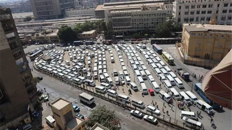 انتظام العمل بموقف أحمد حلمى بعد نقل ١٢ خط ميكروباص من مواقف عشوائية