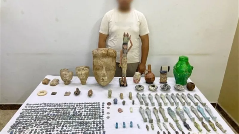 ضبط تاجر بحوزته 577 قطعة أثرية ترجع إلى العصور القديمة بالمنيا