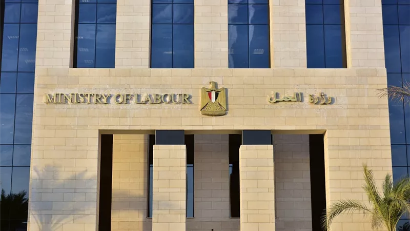 العمل تكشف مفاجأة: لا إجازات زواج بالقانون الجديد والعمرة 30 يومًا