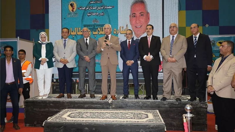 رئيس جامعة المنيا يتفقد إجراءات الكشف الطبي للطلاب الجدد