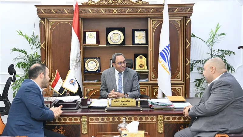 محافظ قنا يبحث مع وفد شفاءالأورمان تعزيزالتعاون لخدمةمرضي الاورام