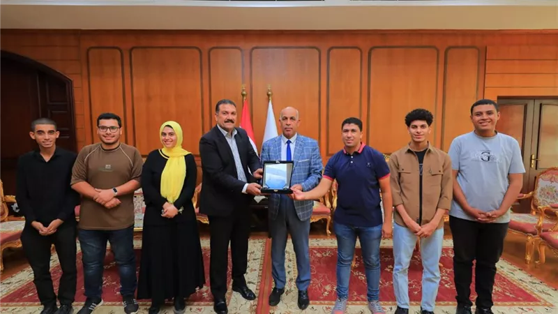 رئيس جامعة كفرالشيخ يكرم الفائزين بالمركز الثاني في ريادة الاعمال