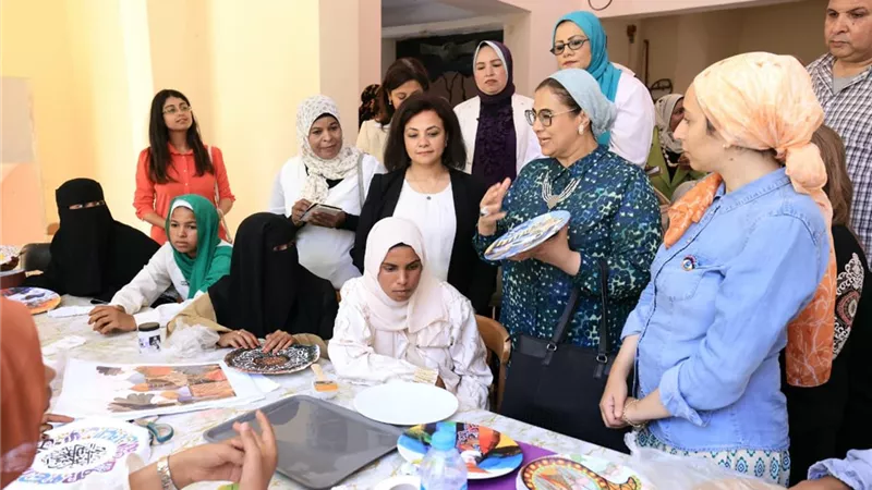 المستشارة أمل عمار تتفقد أنشطة القومي للمرأة بشلاتين