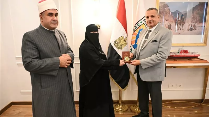 محافظ جنوب سيناء يكرم سيدة تبرعت ببناء مسجد في الطور