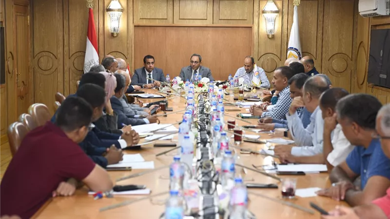 محافظ قنا يتابع تنفيذ مشروع المنطقة الحرفية بالترامسة..صور