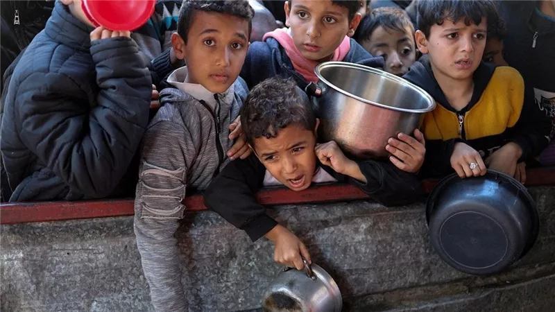 استشهاد 13 فلسطينيا نتيجة التجويع في قطاع غزة