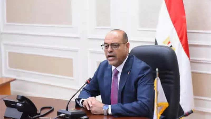 وزير العمل يسلم عقود جديدة لشباب مصريين للعمل بالخارج