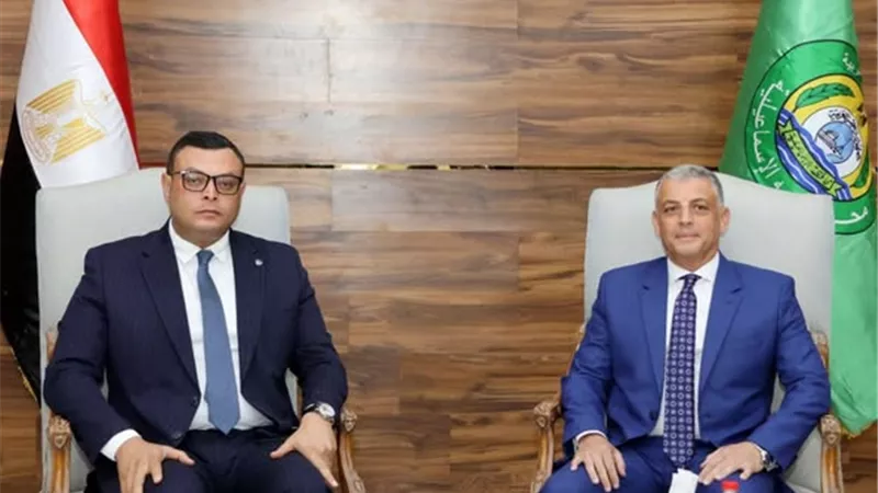 وزير الإسكان ومحافظ الإسماعيلية يستعرضان المشروعات الجارية..صور